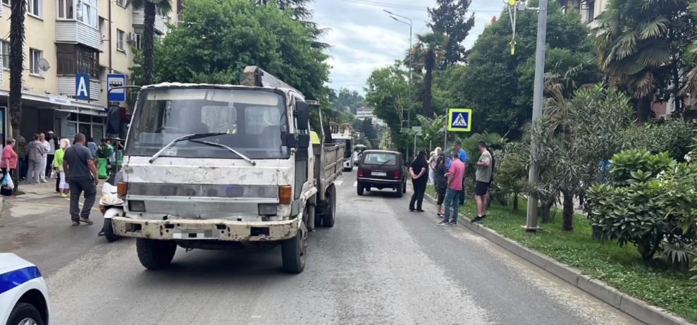 Грузовик сбил ребенка на "зебре" в Сочи